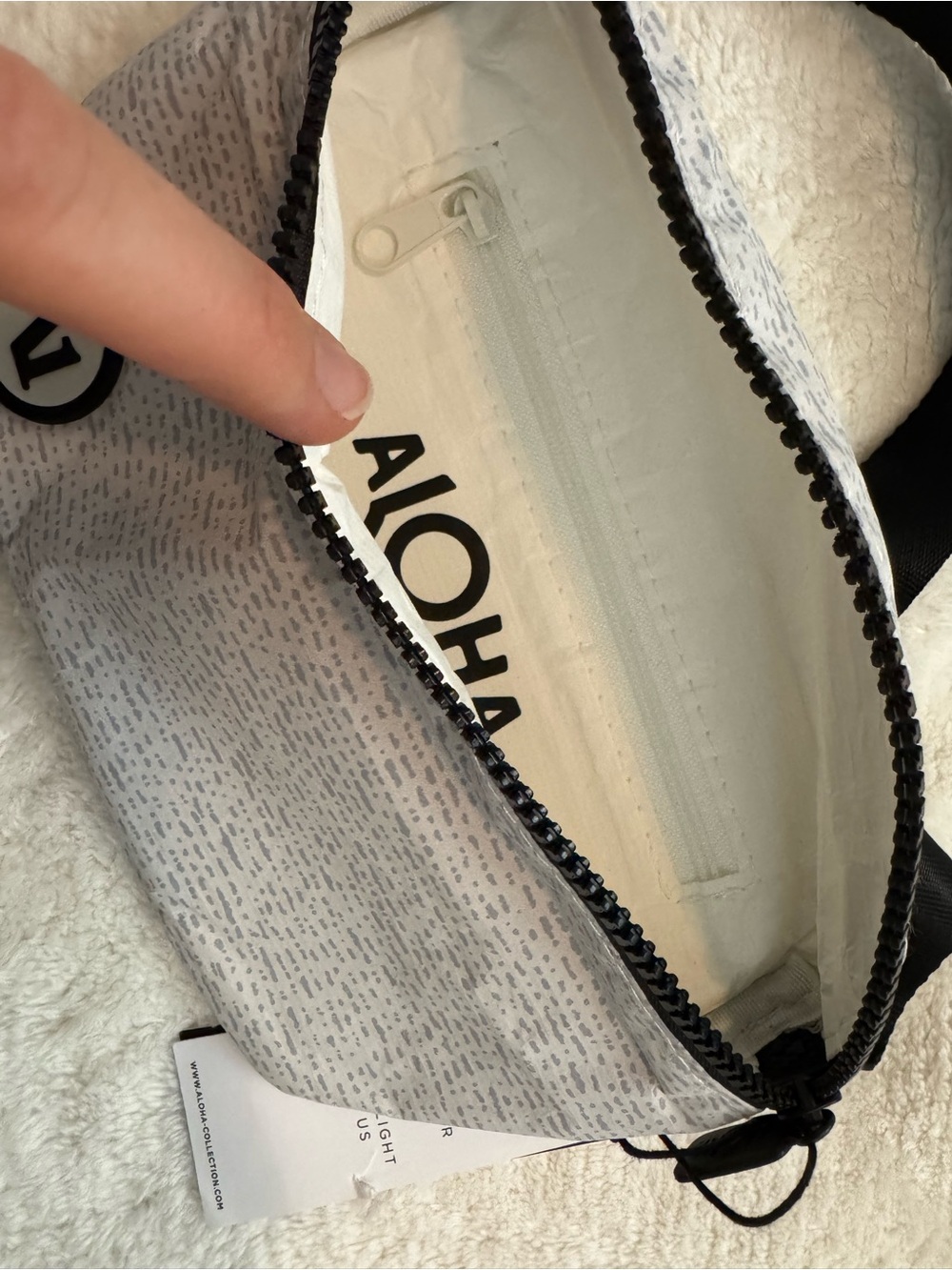 Vuori + ALOHAS Light Gray Crossbody Waist Bag - Picture 3 of 4